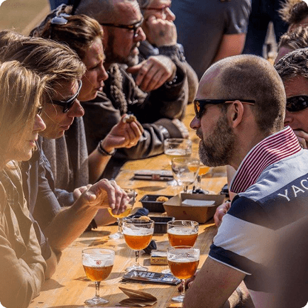 Mensen aan een tafel bier drinken